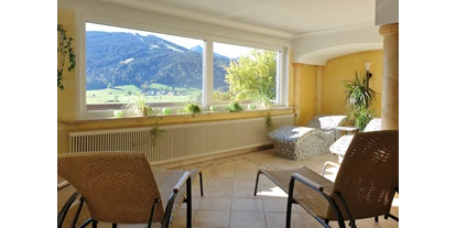 Mountainbike Urlaub - PLZ 8982 (Österreich) - Das Panorama-Fenster im Wellness-Bereich bietet einen schönen Ausblick auf die Bergwelt von Radstadt - Hotel Stegerbräu Radstadt im Pongau
