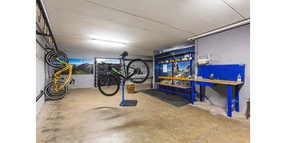 Mountainbike Urlaub - Hotel-Schwerpunkt: Mountainbike & Wandern - Fahrradkeller Ueberwacht mit Alarm 24H  - Hotel Santoni Freelosophy