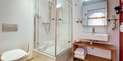 Mountainbike Urlaub - Hotel-Schwerpunkt: Mountainbike & Wandern - Badezimmer Doppelzimmer Design - AlpenParks Hotel Maria Alm