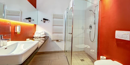 Mountainbike Urlaub - Hotel-Schwerpunkt: Mountainbike & Wandern - Badezimmer Doppelzimmer Design Plus - AlpenParks Hotel Maria Alm